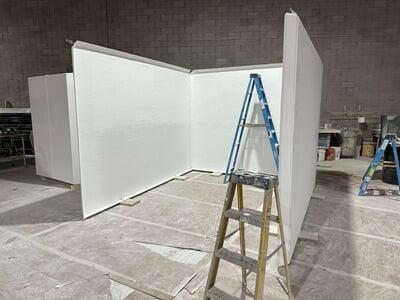 Assembly of a modular shelter building