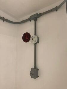 Shelter with a heat lamp installed
