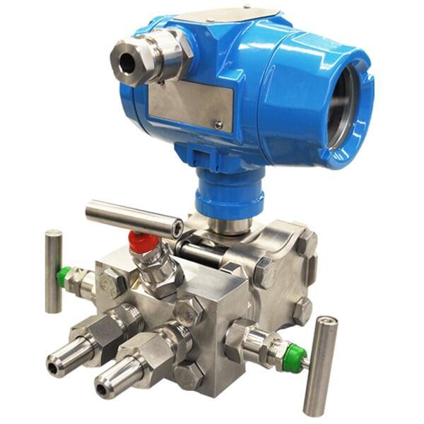 Differential Pressure Transmitter With Integral 3-Valve Manifold