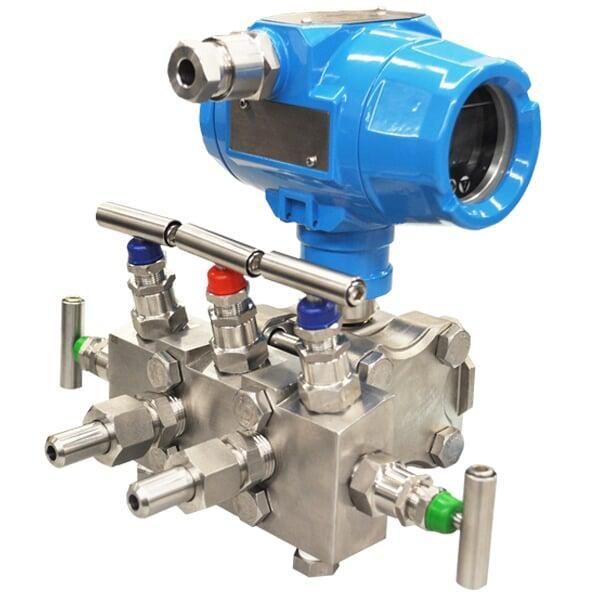 Differential Pressure Transmitter With Integral 5-Valve Manifold